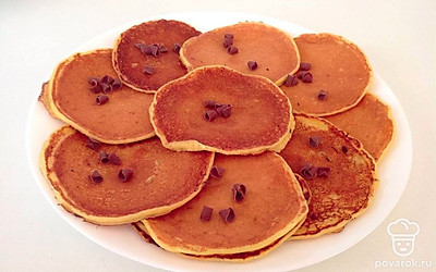 Подавайте теплыми, на красивой тарелочке. Можно подать любой желанный вам соус, можно мед.