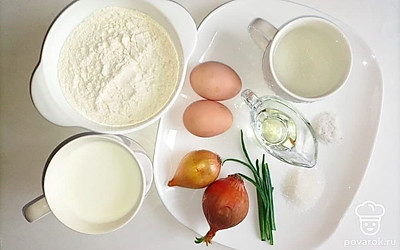 Достаньте все ингредиенты из холодильника, просейте муку и положите в миску, молоко налейте в стакан и разогрейте воду. Очистите лук и промойте под проточной водой.