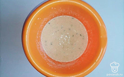 Лук нарежьте на несколько частей и положите в емкость, разбейте к нему яйцо. Мелко нарежьте луку и яйцо перемешайте блендером до каши. Налейте молоко, насыпьте соль с сахаром и взбейте. Как можно меньше нарежьте зеленый лук и в массу и смешайте. Насыпьте муки и сделайте обычное тесто для блинов.