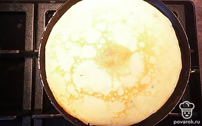 Нагрейте сковороду, до среднего огня. Половником зачерпните тесто и на сковороду, формируйте блин. Жарьте до румяности с двух сторон. Масло налейте перед 1 блином больше не надо.