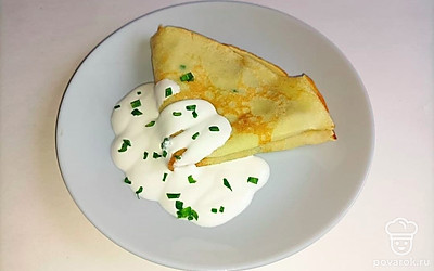 Подавайте теплыми на красивой тарелочке со сметаной.