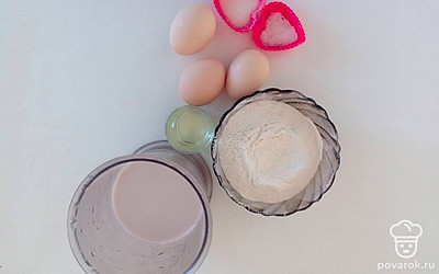 Достаньте все ингредиенты из холодильника, просейте муку. Отмерьте все ингредиенты.