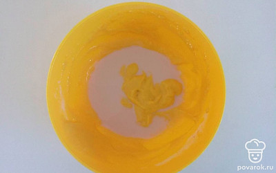 Яйца смешать с солью и сахаром. Насыпьте просеянную муку и топленое молоко. Взбейте до исчезновения комочков. Влейте чуть-чуть растительное масло.