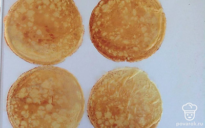 Возьмите сухую сковороду, помажьте немного маслом, поставьте на средний огонь и нагрейте. Налейте половником тесто и формируйте блин, жарьте с двух сторон до золотистой корочки.