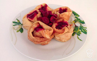 Подавайте блинчики теплыми на красивой тарелочке, подайте с медом и шоколадом или сгущенкой.