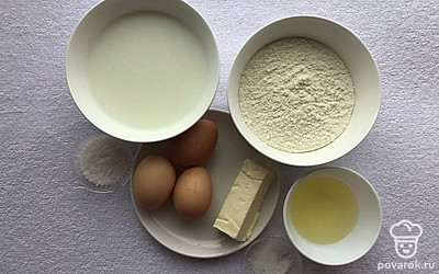 Подготовьте все ингредиенты, просейте муку, молоко и муку переместите в чаши. Масло заранее достаньте, что бы разогрелось. Помойте яйца.