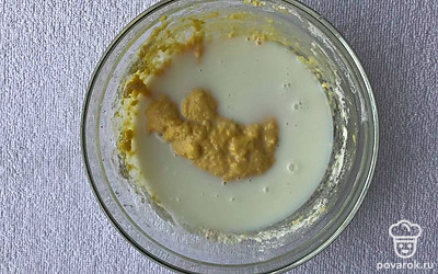 Яйца взбейте и насыпьте 30 г сахара. Взбейте до однородности, налейте 100 – 150 мл молока и перемешайте до однородности. Насыпьте муку и перемешайте, налейте остальное молоко и снова перемешайте. Налейте сливочное масло и перемешайте.