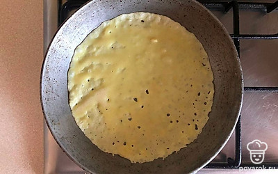 Любую сковороду, лучше блинную, налейте очень мало масла, мазать только перед первым блином. Разогрейте до среднего огня, налейте половником тесто и жарьте с двух сторон до золотистого цвета, в момент жарки помешивайте тесто, а перед следующим блином заранее наберите тесто.