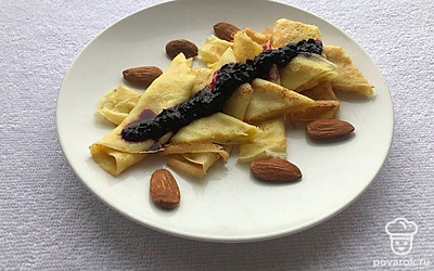 Подавайте блинчики теплыми, на красивой тарелочке заранее смажьте сливочным маслом. Подавайте со сметаной или вареньем.