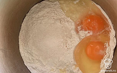 Яйца, соль, сахар и муку тщательно перемешиваем. 