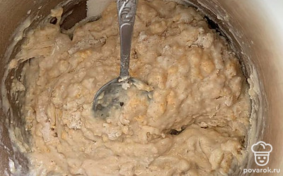 Затем добавляем постепенно молоко.