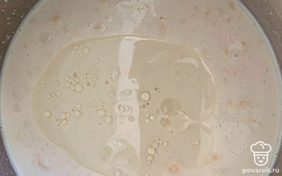 В готовое тесто добавляем подсолнечное масло и перемешиваем.