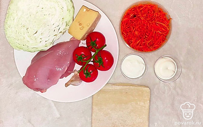 Помойте овощи. Отрежьте нужные куски капусты и сыра. Отмеряйте нужные объемы сметаны и майонеза. Откройте банку с морковью.