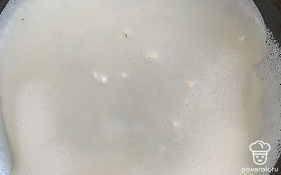 Выливаем немного теста на хорошо разогретую сковородку. 