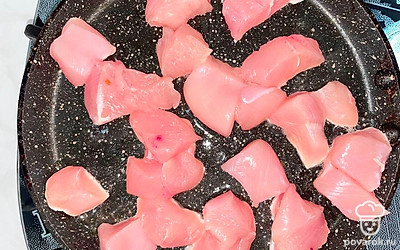 Отправьте курицу на разогретую сковородку и обжарьте до готовности.