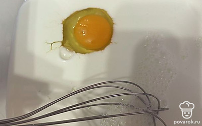 В глубокой чаше смешаем молоко с яйцом.
