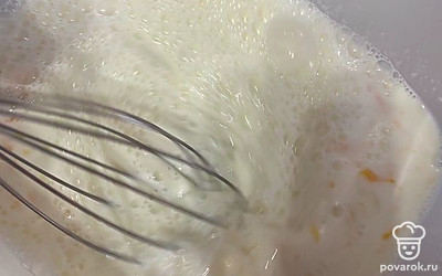 Хорошо размешиваем, добавляем сахар.