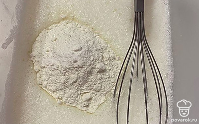 Всыпаем муку, соду. Перемешиваем.