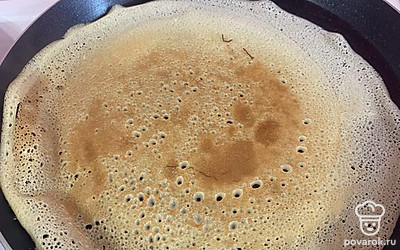 Выпекаем блинчики с двух сторон. Готовые блины смазываем сливочным маслом.