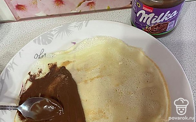 Один край смазываем шоколадной пастой.