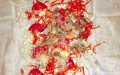 На овощи выложите мясо и сыр, еще раз полейте соусом.