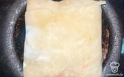 Сверните лаваш квадратом и обжарьте на сковородке с каждой стороны по 5 минут на медленном огне до румяной корочки.