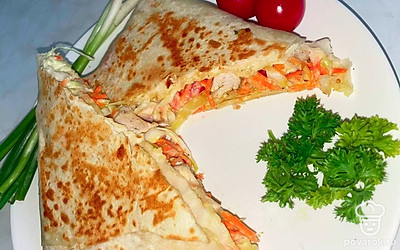 Разрежьте шаурму по диагонали подавайте со свежими овощами и зеленью.