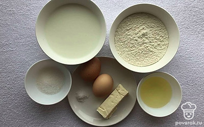 Подготовьте все ингредиенты, масло вытащите заранее. Муку и молоко разлейте по мискам.