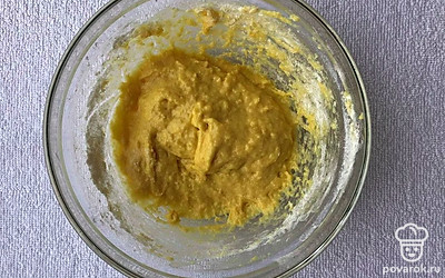 В любой миске разбейте яйцо и насыпьте сахар, взбейте. По чуть-чуть насыпьте муку, потом соль с сахаром, чередуйте с молоком и аккуратно мешайте до однородности.