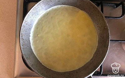 В любую сковороду налейте немного масла и разогрейте сковороду сильно. Половником зачерпните теста и на сковороду, формируйте блин. Потом снимайте и стопочкой.