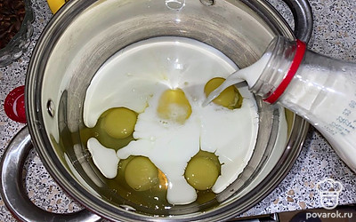 Вливаем к ним молоко.