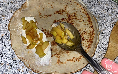 После добавляем готовые жареные яблоки и заворачиваем блин.