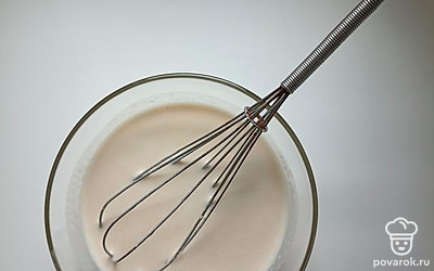 Готовим тесто: молоко, муку, яйцо, масло, соль, сахар соединить, хорошо всё перемешать и процедить через сито чтоб не было комочков.