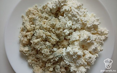 Готовим начинку: сыр и творог, промять вилкой и перемешать.