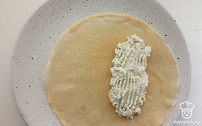 Формируем блины: у нас получается 4 блина на каждый блин 50 грамм начинки. 