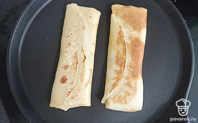 Обжарить блины на сковороде, чтоб сыр подтаял.