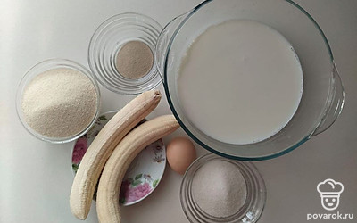 Бананы промойте под проточной водой и очистите от кожуры. Манную крупу насыпьте в тарелочку. Молоко налейте в глубокую тару. Сахар насыпьте в тарелку.