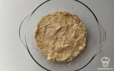 Молоко налейте в глубокую тарелку, затем подогрейте. Возьмите глубокую тару, далее насыпьте сахар, манную крупу, дрожжи. Налейте теплое молоко. Поместите тесто в теплое и тихое место на 40 минут.