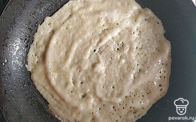 После 40 минут тщательно перемешайте содержимое. Жарьте блинчики с двух сторон до золотистой корочки, предварительно смажьте сковороду маслом.