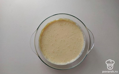 Яйца, соль, сахар, яйца и разрыхлитель поместите в глубокую тару и тщательно перемешайте. Налейте кефир и подсолнечное масло. Муку насыпайте частями. Поместите тесто в теплое место на 15 минут.