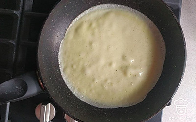 Налейте масло на сковороду, затем разогрейте на среднем огне. Жарьте блины с двух сторон до золотистой корочки.