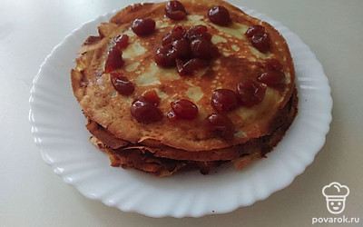 Подавайте блинчики в красивой тарелочке. Сверху посыпьте различными ягодами.