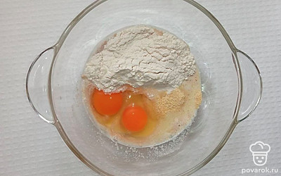 В немного теплом молоке растворите дрожжи, сахар и соль. Насыпьте два вида муки пшенную и пшеничную и добавьте яйца. Перемешайте и разотрите все комочки. Налейте остальное молоко, замесите тесто и оставьте в теплое место на 2 часа.