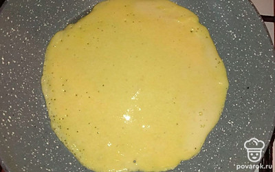 Разогрейте и смажьте сковороду. Налейте немного теста и сформируйте блин. Поджарьте с одной стороны и переверните, затем смажьте маслом сковороду и еще поджарьте.