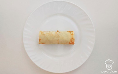 В глубокую емкость вбейте яйцо, добавьте сахар, соль, взбейте. Затем влейте молоко. Аккуратно введите муку, хорошо перемешайте. Добавьте масло и снова как следует перемешайте. Консистенция готового теста должна напоминать нежирные сливки. Смажьте сковороду сливочным маслом и раскалите на среднем огне. Распределите по сковороде немного теста. Выпекайте блин с обеих сторон. Банан очистите, разрежьте пополам. Заверните банан в блин рулетиком.