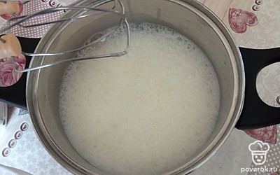 Взбейте молоко, яйца, масло и сахар до образования крупных пузырьков.
