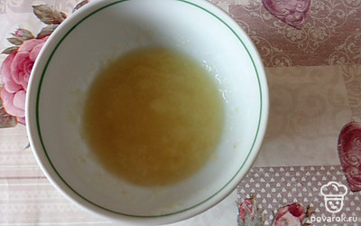 Затем введите в тесто кабачок, измельченный на самой мелкой терке.