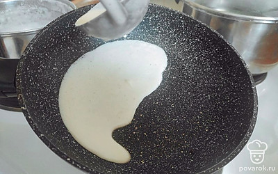 Выпекайте блины на хорошо разогретой сковороде, смазанной маслом или салом.