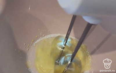 Разбиваем в миску два яйца, вливаем один стакан молока и один стакан воды,добавляем 2 столовые ложки сахара и щепотку соли и все хорошенько перемешиваем.