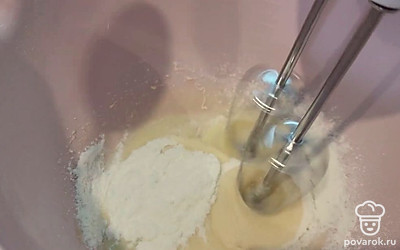 Далее постепенно высыпаем муку и помешиваем тесто.